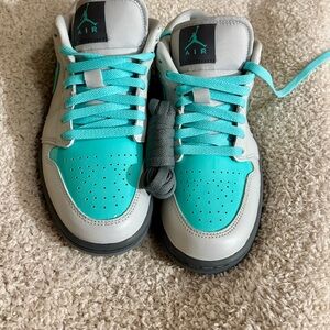 8.5W Nike low-top JORDENS in new condition!